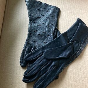 Elegant Vintage Black Lace like Gloves